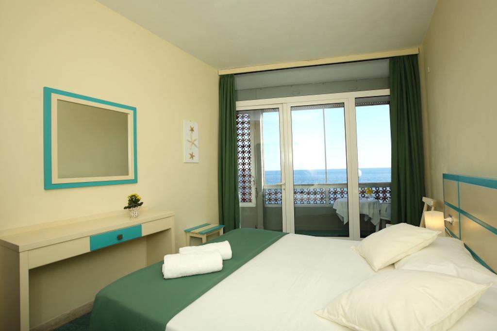 Hotel La Scogliera Cavi di Lavagna Exterior photo